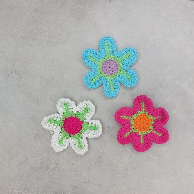 Hovedbilde Heklet blomst - 6 cm stor, 3 farger