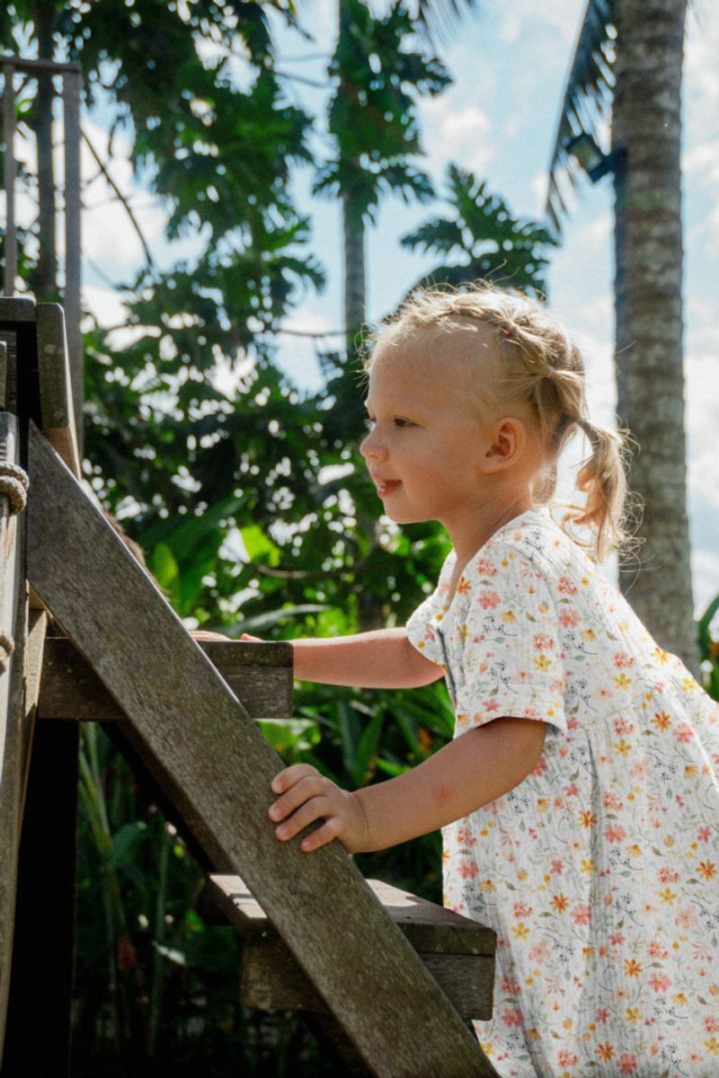 Musselin - oransje blomster på hvit